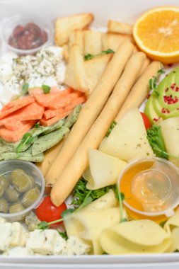 Bal ve tatlı soslu dilimlenmiş peynir, peynir ürünleri..