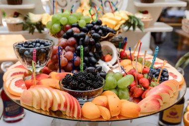 Meyve tabağı, taze meyve şeklinde vitaminler, çeşitli meyveler..