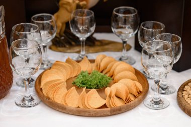 Cips ve boş bardaklar masada, mükemmel patates cipsi..