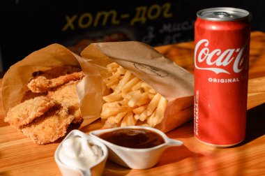Ivano-Frankivsk, Ukrayna 26 Mart 2023: Coca Cola ve kızarmış tavuk nugget, masada patates kızartması, kafede atıştırmalık bir şeyler..