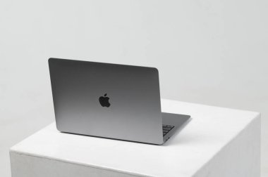 Ivano-Frankivsk, Ukrayna 13 Şubat 2023: Elma Macbook beyaz küp ve beyaz arkaplan üzerine açık.