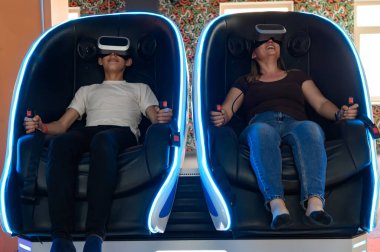 Sanal gerçeklik cazibesi, oğul ve anne sanal gerçeklikten adrenalin deneyimliyor, 5D his..