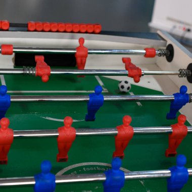 Masa futbolu, çocuklar için motor beceriler, dikkat ve maharet için aktif ve geliştirilmiş bir oyun, bir takım oyunu.