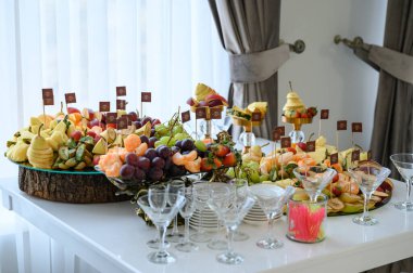 Meyve tabağı, taze meyve şeklinde vitaminler, çeşitli meyveler. Ivano-Frankivsk, Ukrayna 12 Ağustos 2023