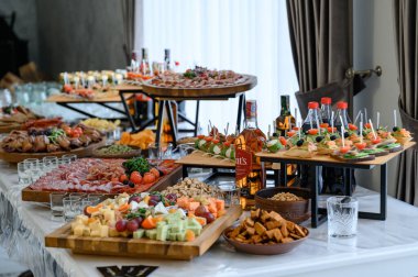 Et kesme ve sunumu festival masasında, et aperatifi. Ivano-Frankivsk, Ukrayna 12 Ağustos 2023