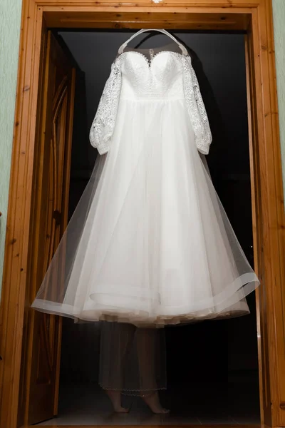 Sukienka Ślubna Panny Młodej Przed Ceremonią Ślubną Jedna Suknia Ślubna — Zdjęcie stockowe