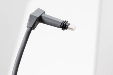 Ivano-Frankivsk, Ukrayna 2 Aralık 2023: Beyaz arka planda Starlink uydu anteni için adaptör kablosu.