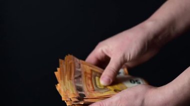 Kadın 50 avroluk banknotlar, Avrupa piyasa parası, kara fon üzerine para sayıyor.