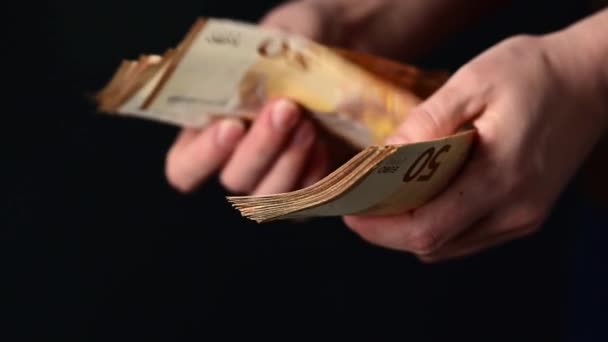 Γυναίκα Μετράει Χαρτονομίσματα Ευρώ Ονομαστική Αξία Των Πενήντα Ευρώ Νόμισμα — Αρχείο Βίντεο