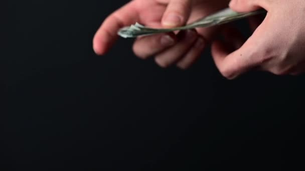 Μετατροπή Των Χαρτονομισμάτων Των 100 Δολαρίων Επιχειρηματίες Μετράνε Χρήματα Χρήματα — Αρχείο Βίντεο