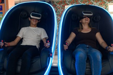 Sanal gerçeklik cazibesi, oğul ve anne sanal gerçeklikten adrenalin deneyimliyor, 5D his..