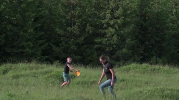 Děti Svou Matkou Hrají Frisbee Horách Rodinná Dovolená Aktivními Hrami — Stock video