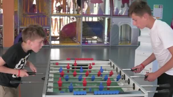 Δύο Αγόρια Στην Αίθουσα Παιχνιδιών Που Παίζουν Επιτραπέζιο Ποδόσφαιρο Ψυχική — Αρχείο Βίντεο