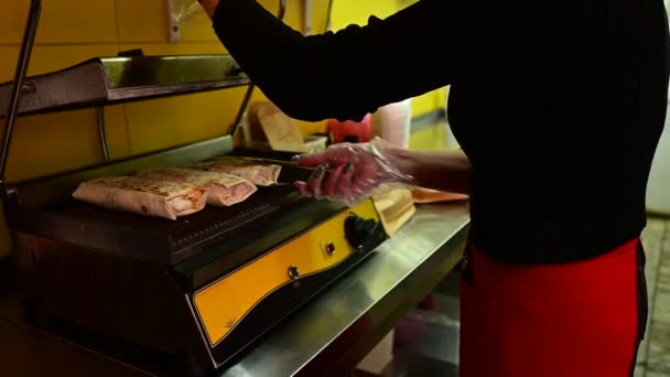 Rozgrzewanie Gotowanie Końcowe Shawarma Grillu Zbliżenie Gorące Danie Shawarma — Wideo stockowe