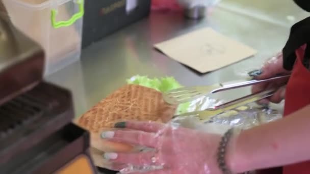Gyorsétterem Szakácsa Paninit Csomagol Panini Elkészítése Szószos Kenyér Sajt Hús — Stock videók