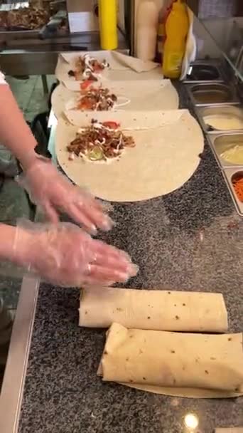 Kucharz Jednorazowych Rękawiczkach Obraca Shawarma Powierzchni Roboczej Zakładając Przygotowanie Fast — Wideo stockowe