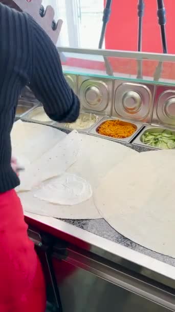 Fast Food Chef Schenkt Saus Uit Een Fles Shawarma Ingrediënten — Stockvideo