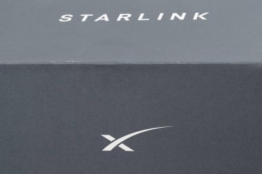 Ivano-Frankivsk, Ukrayna 2 Aralık 2023: Logolu Starlink anten kutusu, Elon Musk Uzay Şirketi.