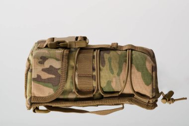 Ordu için piksel sanatında monoküler koruma, beyaz arka planda izole edilmiş termal görüntüleyiciyi gizleme.