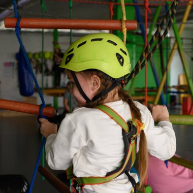 Çocuğun aktif ve fiziksel gelişimi, kız oyun odasındaki kablodan geçer..