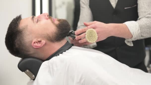 クリッパーと床屋で 紳士の髭を切る クライアント4Kビデオのマスターによる側面からのひげの長さを短縮する — ストック動画