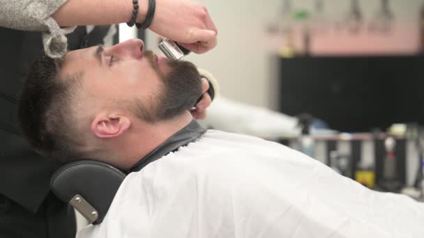 Penata Rambut Membentuk Garis Besar Jenggot Dengan Pemangkas Nirkabel Sebuah — Stok Video