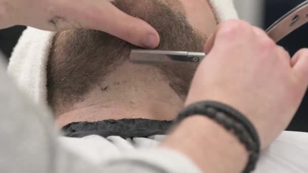 Перукар Голить Шию Бородатого Клієнта Небезпечною Бритвою Гоління Контуру Бороди — стокове відео