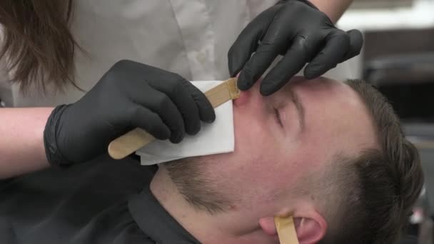 ノースヘアワックス除去 床屋4Kビデオの毛の取り外しのプロシージャ — ストック動画