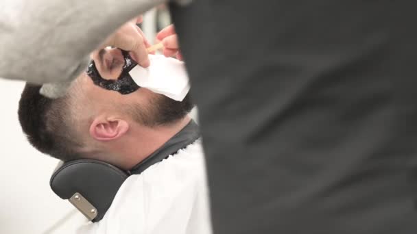 Burun Kılları Alındı Bir Berber Dükkanının Videosunda Saç Temizleme Prosedürü — Stok video