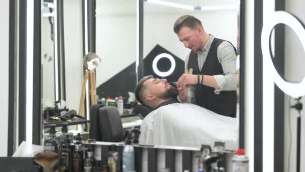 理发师用修剪过的4K视频修剪白种人客户的胡子 — 图库视频影像