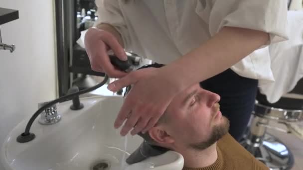 Friseur Wäscht Männlichen Kunden Den Kopf Der Spüle Video — Stockvideo