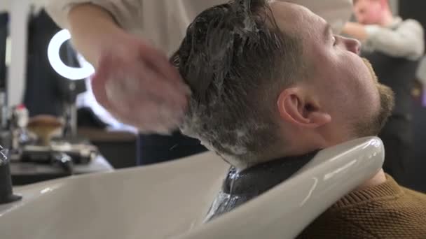 Lavaboda Erkek Müşterinin Kafasını Yıkayan Berber Şampuanı — Stok video