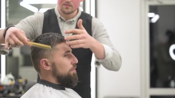 Saç Kesimi Kafa Hatlarının Makas Ile Hizalanması Berber Dükkanındaki Videosundaki — Stok video