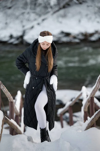 Gyönyörű Lány Téli Ruhákban Erdőben Közel Folyóhoz Télen Téli Fehér — Stock Fotó
