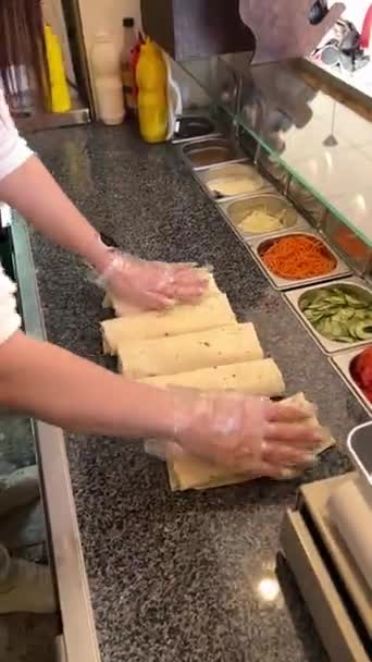 Cozinheiro Luvas Descartáveis Gira Shawarma Uma Superfície Trabalho Estabelecimento Preparação — Vídeo de Stock