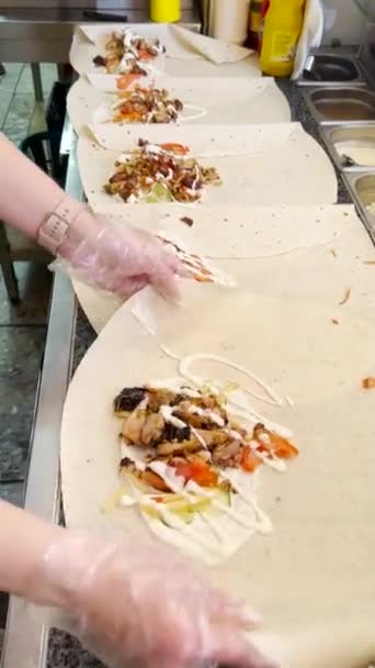 Kucharz Jednorazowych Rękawiczkach Obraca Shawarma Powierzchni Roboczej Zakładając Przygotowanie Fast — Wideo stockowe