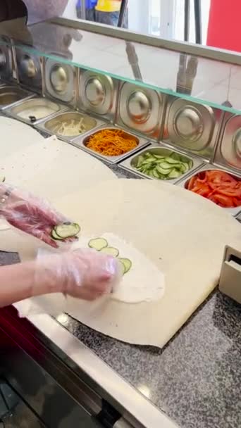 Shawarma Persiapan Restoran Cepat Saji Sayuran Dan Daging Shawarma Ayam — Stok Video