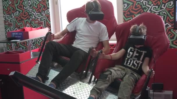 Cara Está Sentado Passeio Com Óculos Adrenalina Realidade Virtual Dois — Vídeo de Stock