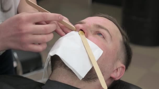 Nasenhaarwachs Entfernen Haarentfernung Einem Friseurladen Video — Stockvideo