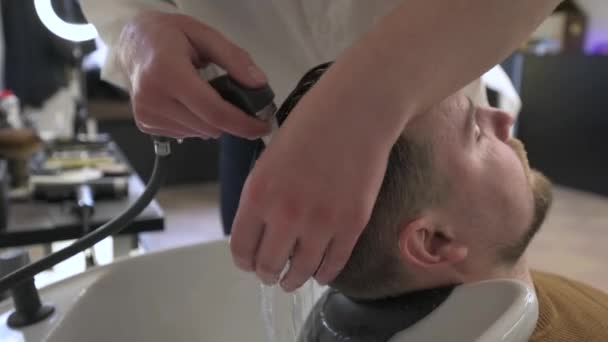 Berber Lavaboda Erkek Müşterinin Kafasını Yıkıyor Video — Stok video