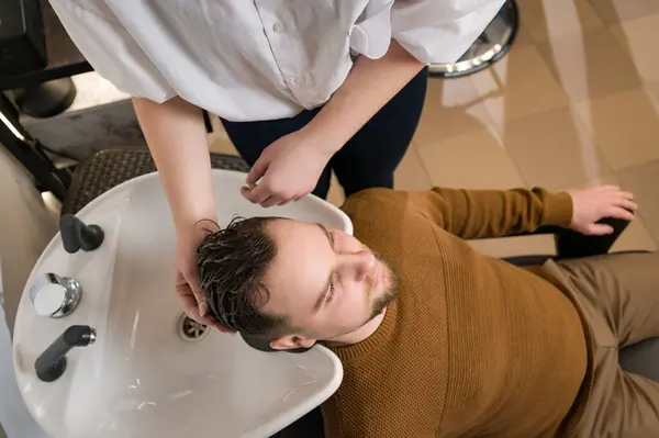 Barber Shampooing Lavage Tête Client Masculin Dans Évier Photo De Stock