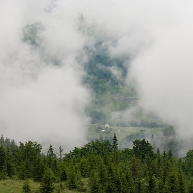 Dağlarda yoğun sis var. Evler ve köyler zar zor görülebiliyor. Dağlarda sabah sisi var..