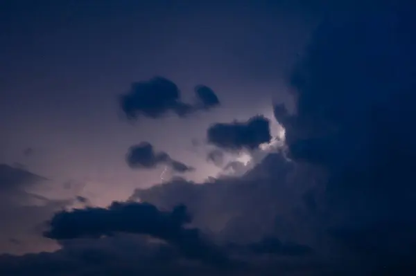 Wieczorna Burza Piorunami Karpatach Wiosce Dzembronya Dramatyczne Chmury Podczas Burzy Obraz Stockowy