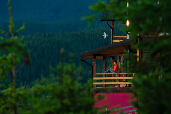 Duży Drewniany Dom Dla Turystów Górach Młoda Dziewczyna Stoi Tarasie Zdjęcie Stockowe
