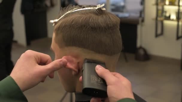 Friseur Rasiert Die Schläfe Mit Einem Akku Trimmer Während Eines — Stockvideo