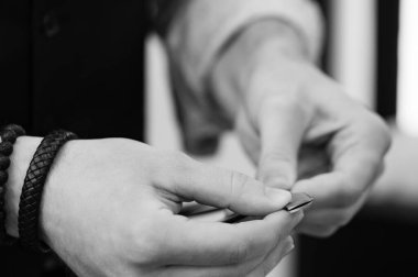 Berber dükkanında tehlikeli bir jiletin bıçağını değiştirmek.