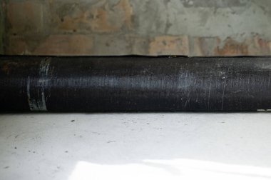 Zeminin zeminini zemin zeminiyle kaplamaya hazırlanmak için beton bir çatı kaplaması malzemesi..