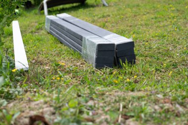 Bir taraça kurmak için malzemeler: tesisat alanına kirişler ve tahtalar, bahçeye ahşap bir çardak kurulumu.