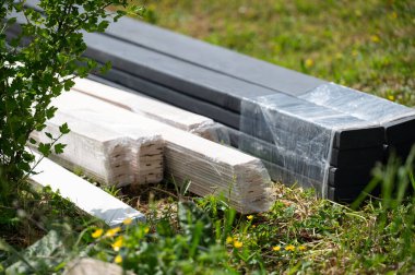 Bir taraça kurmak için malzemeler: tesisat alanına kirişler ve tahtalar, bahçeye ahşap bir çardak kurulumu.