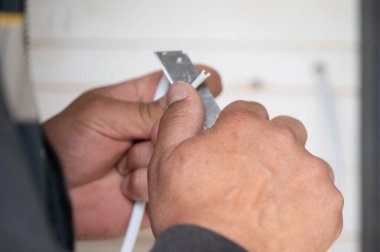 Elektrik kablolarını sökmek ve bahçedeki bir çardağın anahtarlarını yerleştirmek, elektrik kablolarıyla çalışmak..